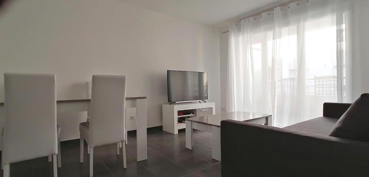 Bright 45M In A Lively Area Apartment Nice Ngoại thất bức ảnh
